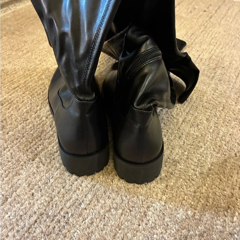 Raye Women’s Dustie Knee High Boots Size 7 Faux Leather Upper Black Lug Sole
